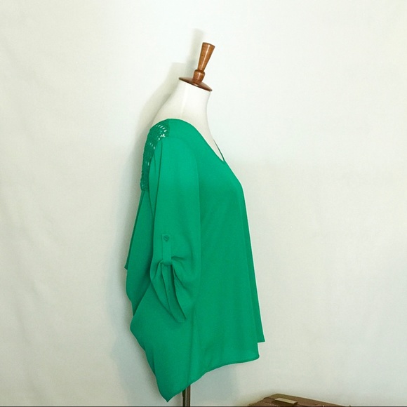 Cascading open back crochet trim blouse - Picture 3 of 6